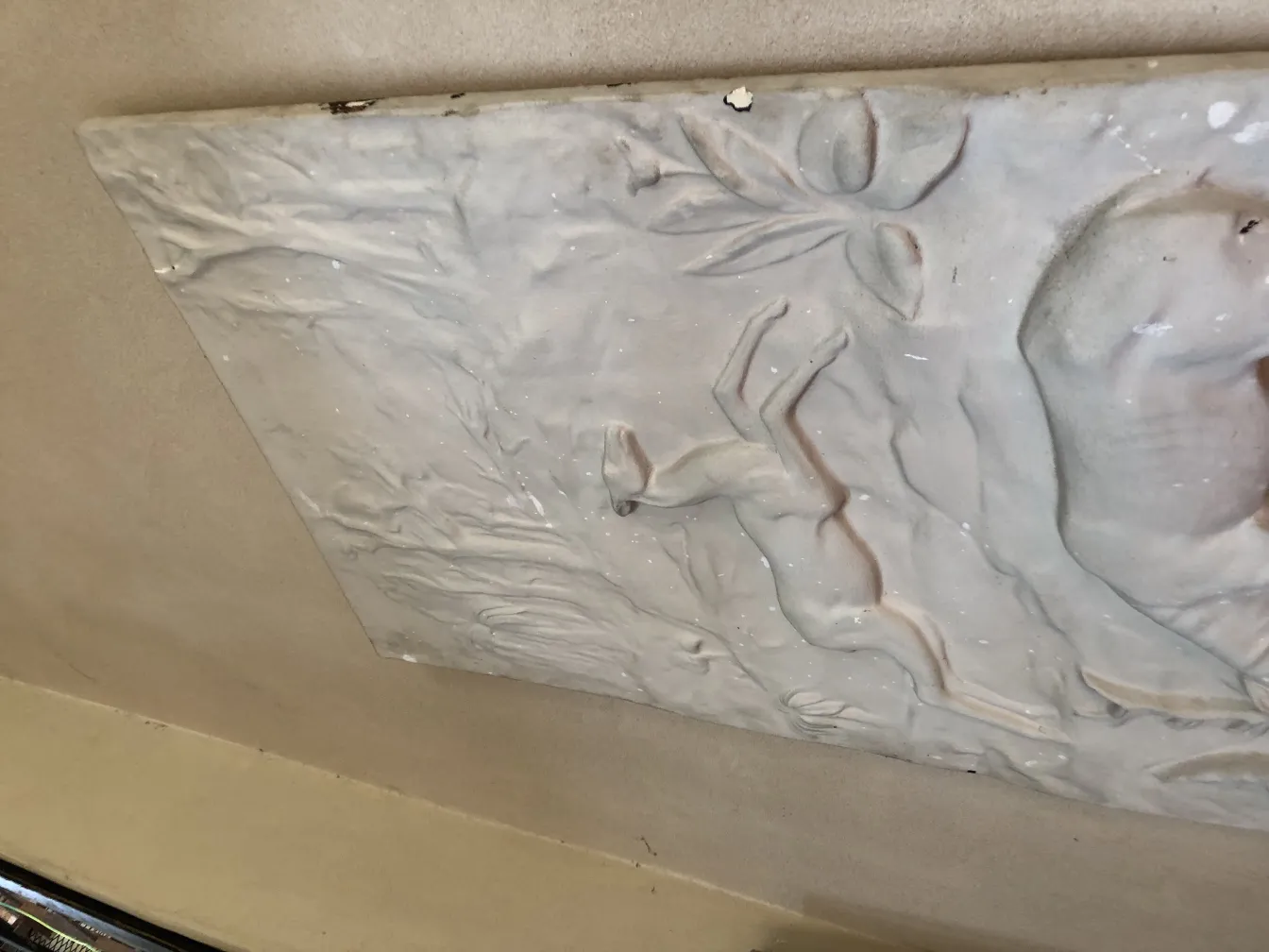 placca a muro antica con rilievo e forme di animali