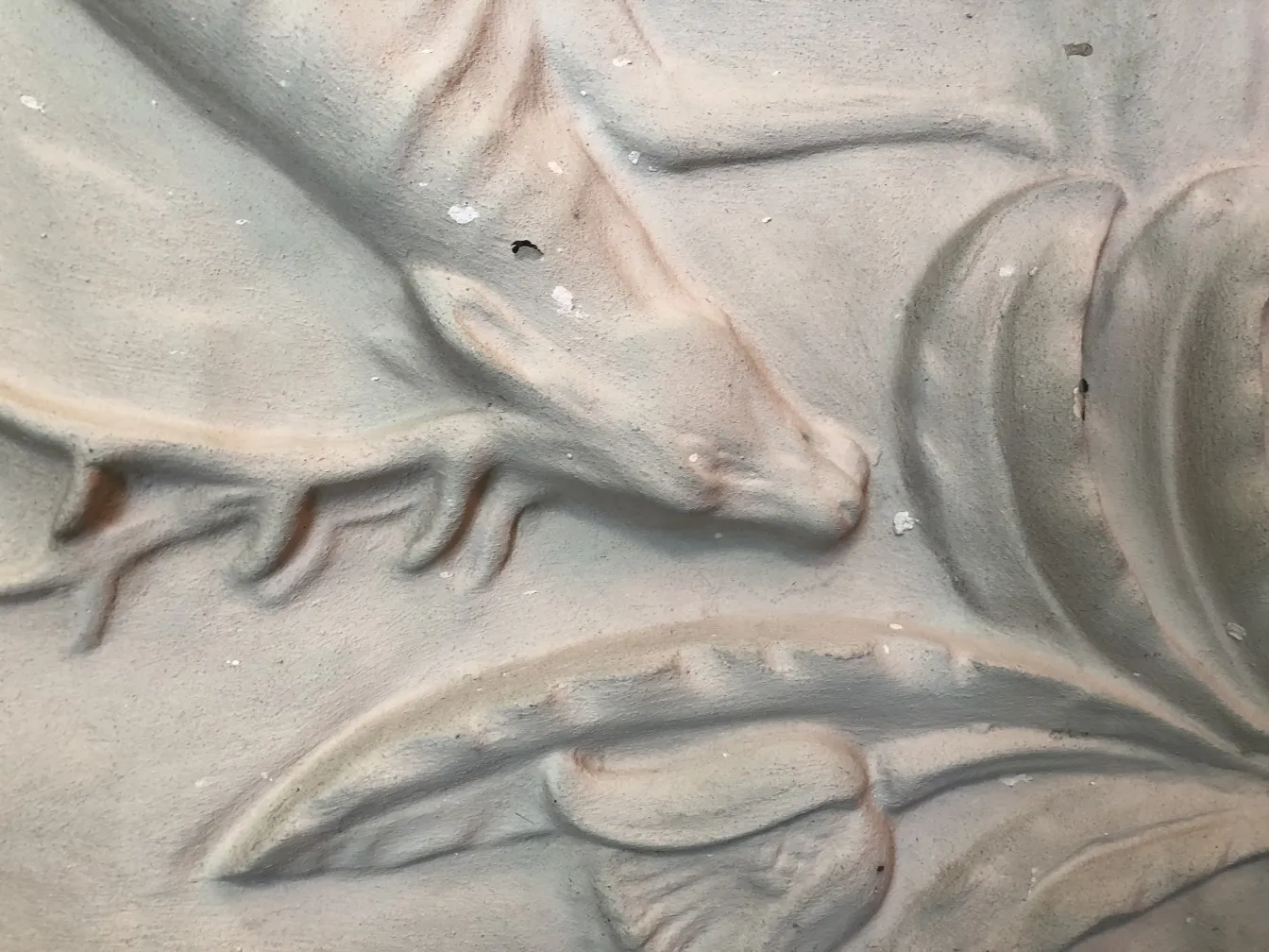 placca a muro decorativa antica con dettagli floreali