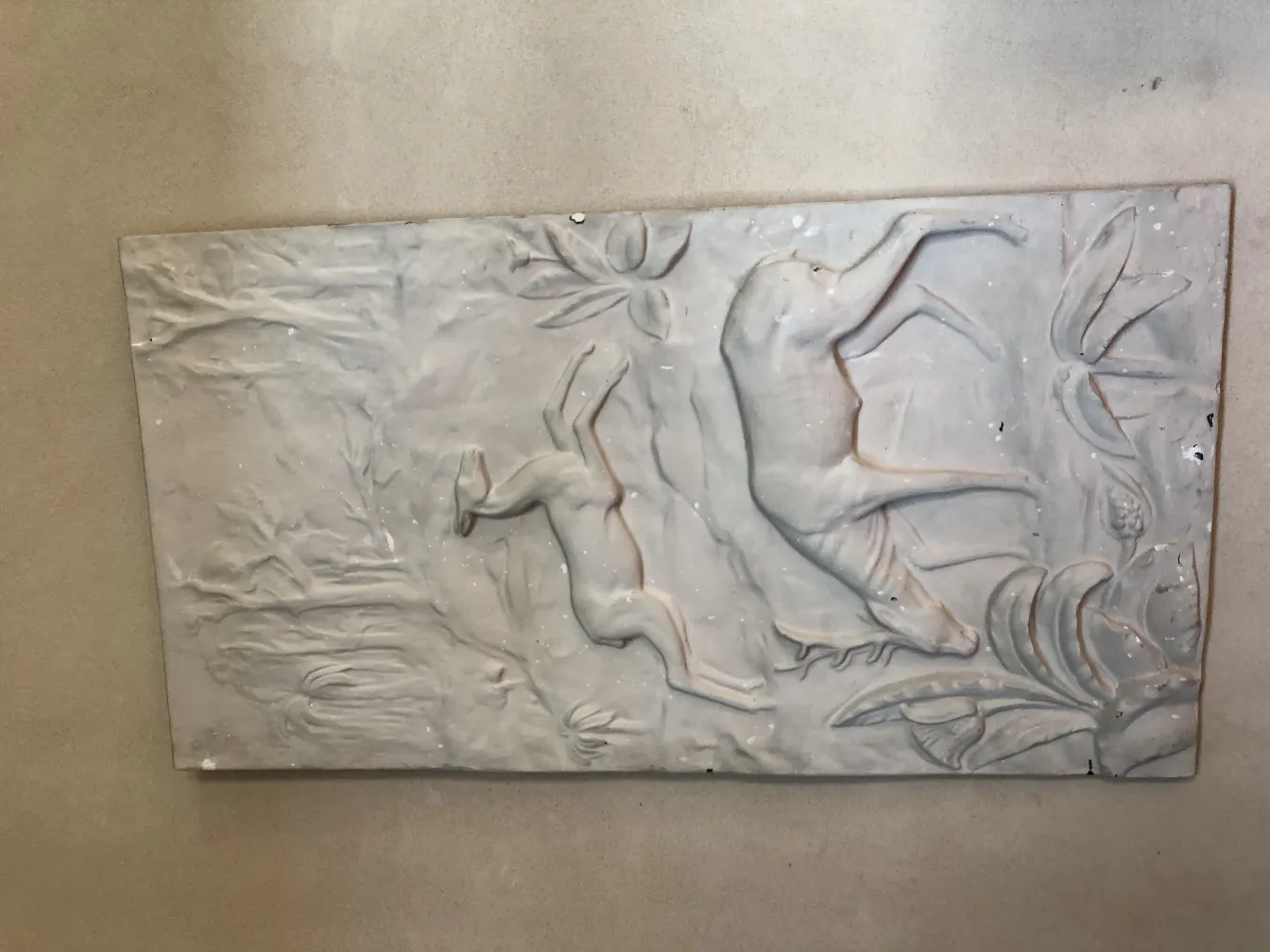 antigua placa de pared con relieve de ciervos y vegetación