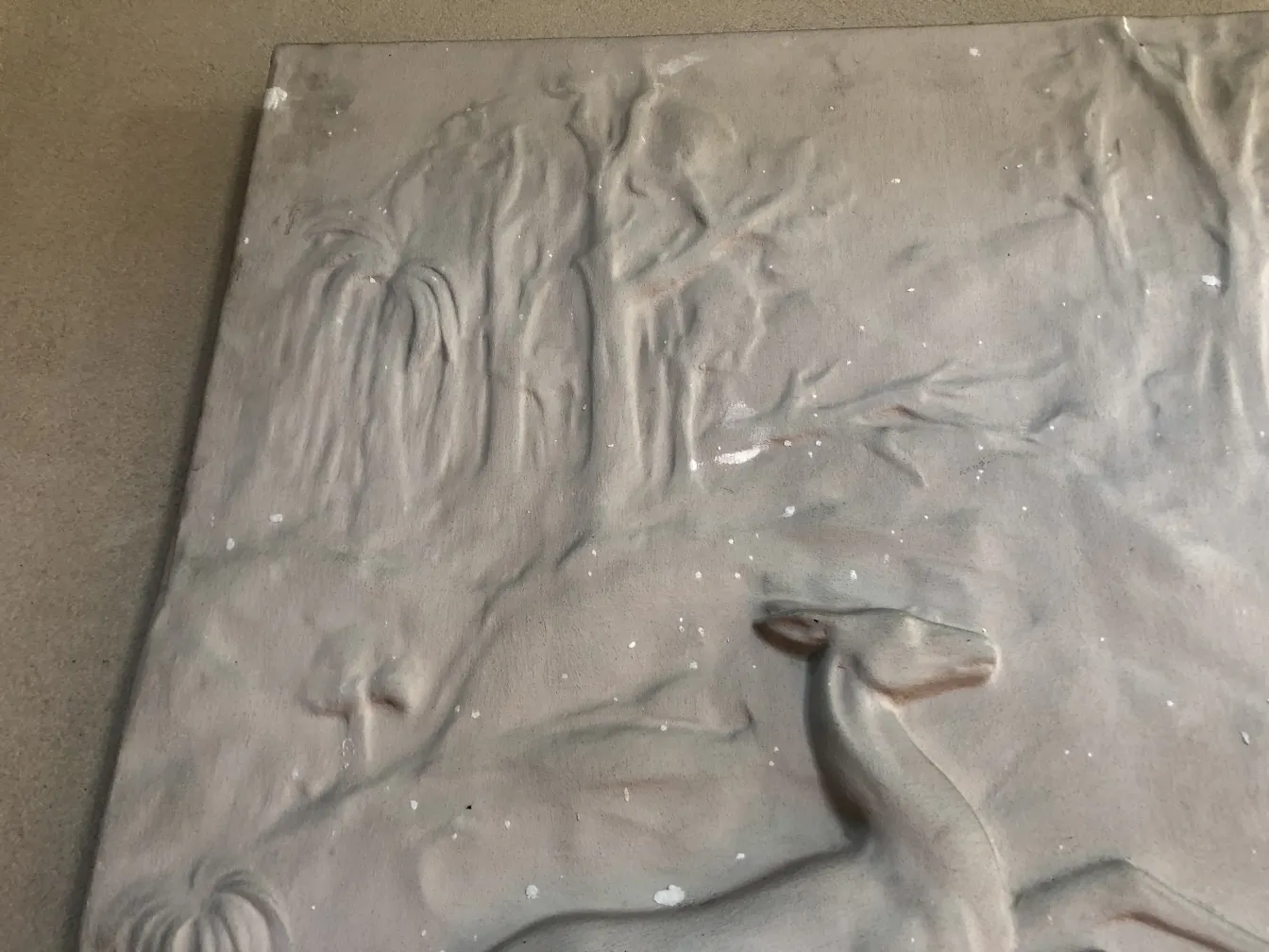 Antike Wandplatte mit naturalistischem Design und Reh.