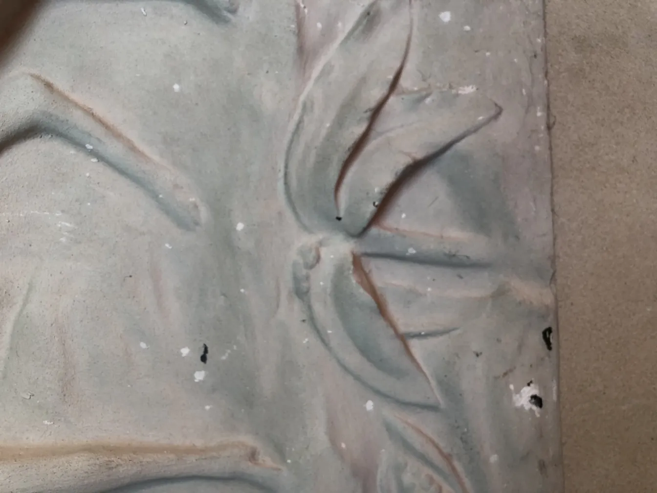 Plaque murale ancienne avec relief de feuilles et motifs floraux