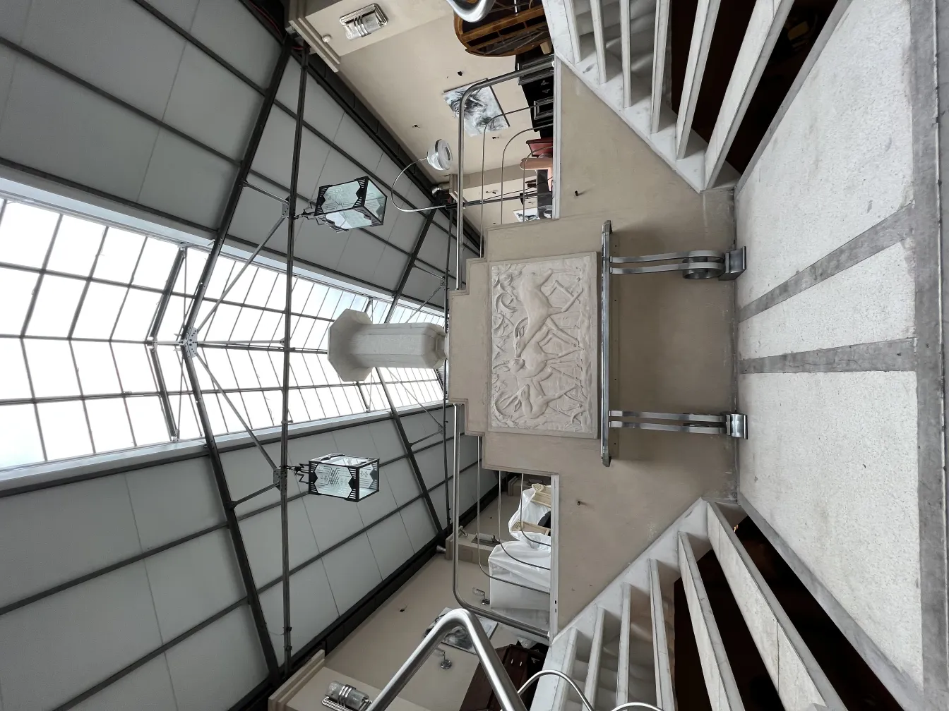 古董墙板带有装饰性浮雕，置于古董环境中