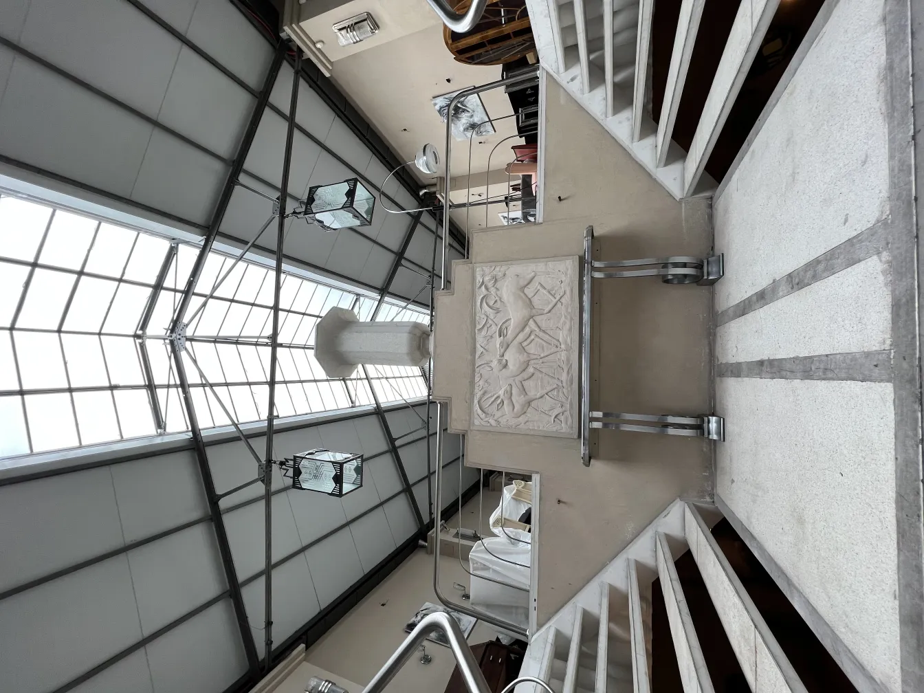 antigua placa de pared con diseño en relieve en un entorno moderno