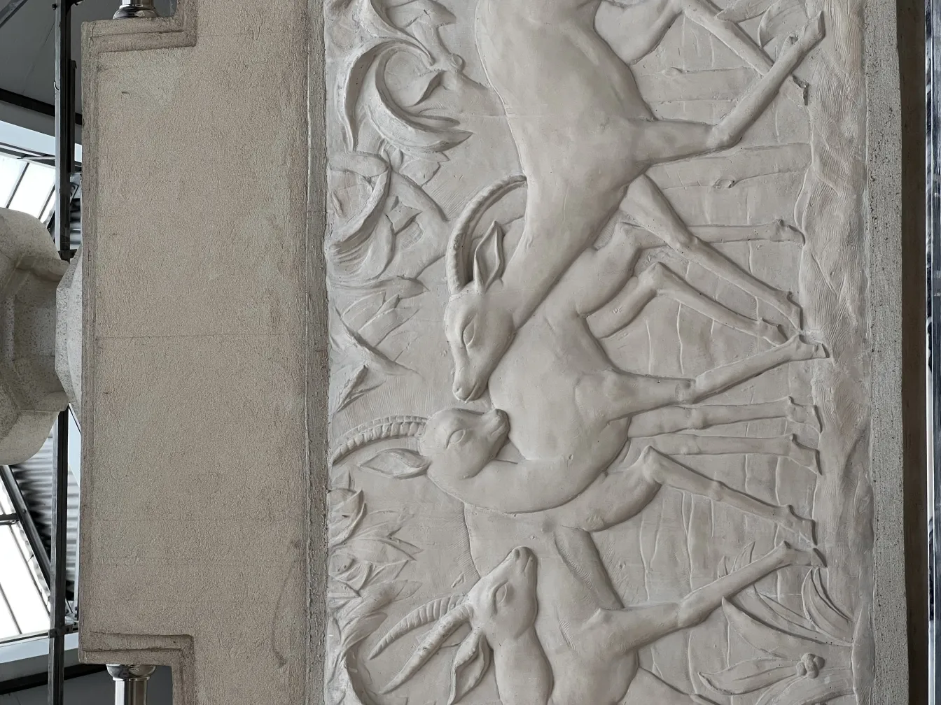 Antike Wandplatte mit Reliefs von Rehen und Pflanzen.