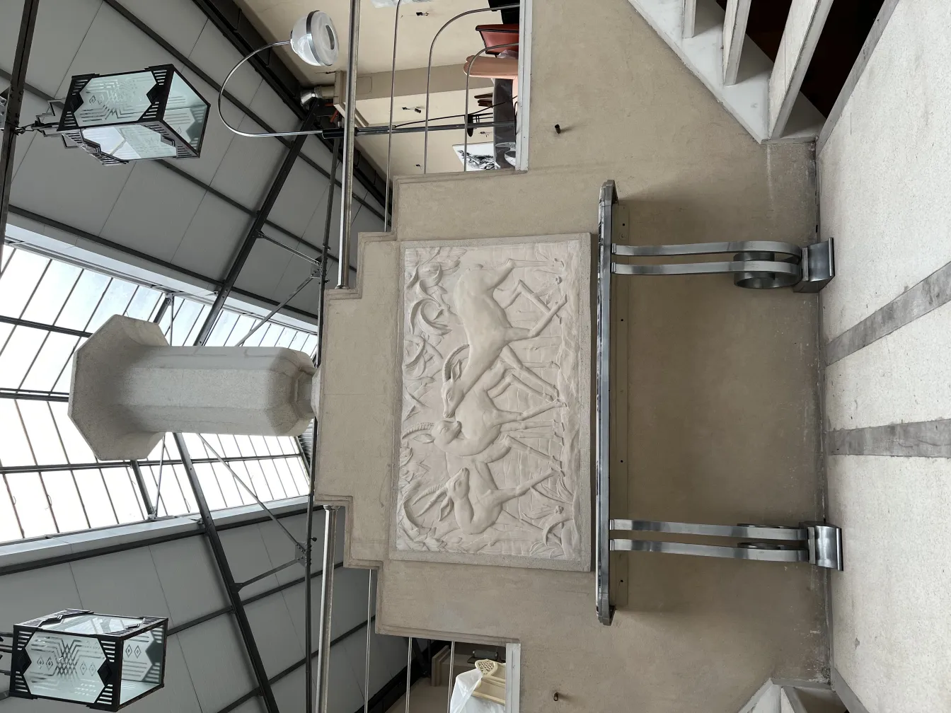 Rilievo dettagliato su una placca a muro antica con sfondo neutro.