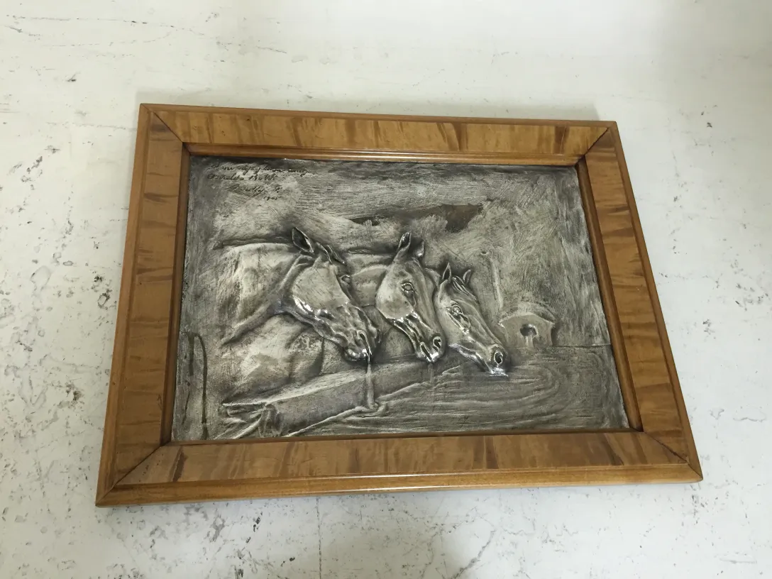 Plaque murale ancienne avec relief de chevaux