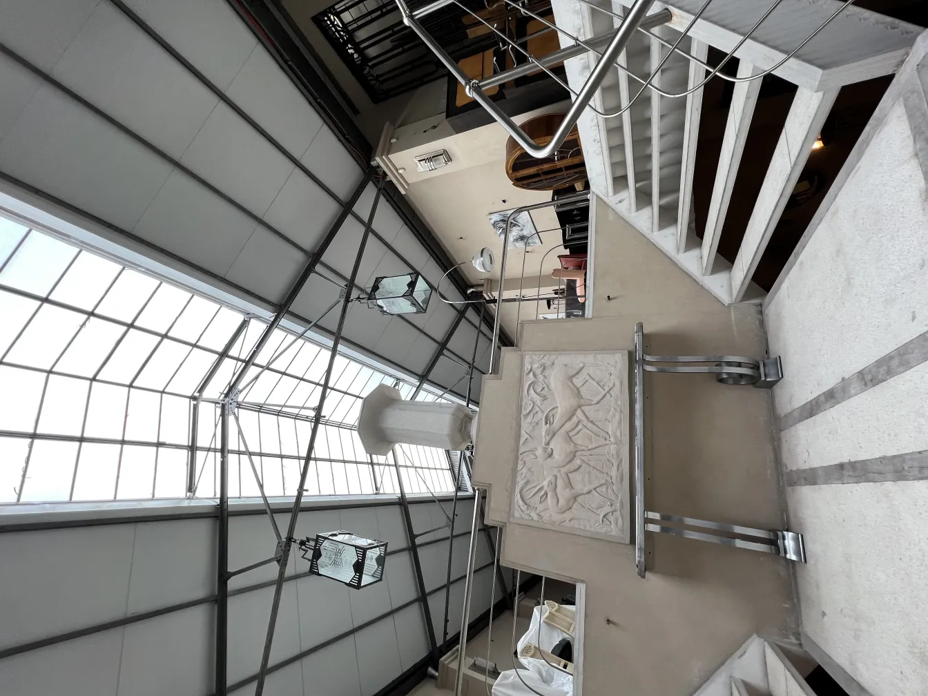 装飾的な古い壁プレート、現代的な環境