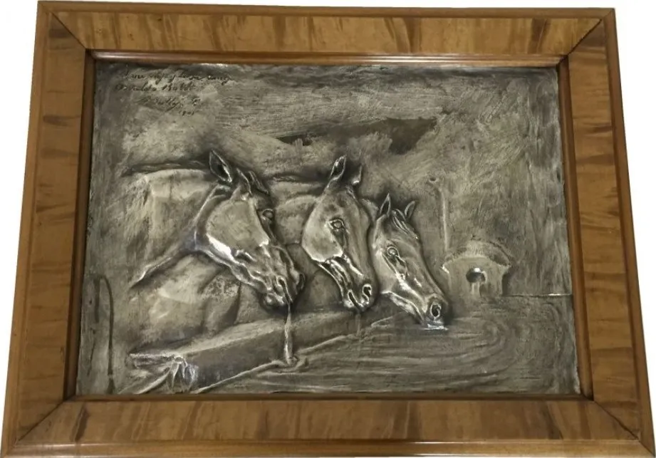 placa de pared antigua con tres caballos bebiendo agua