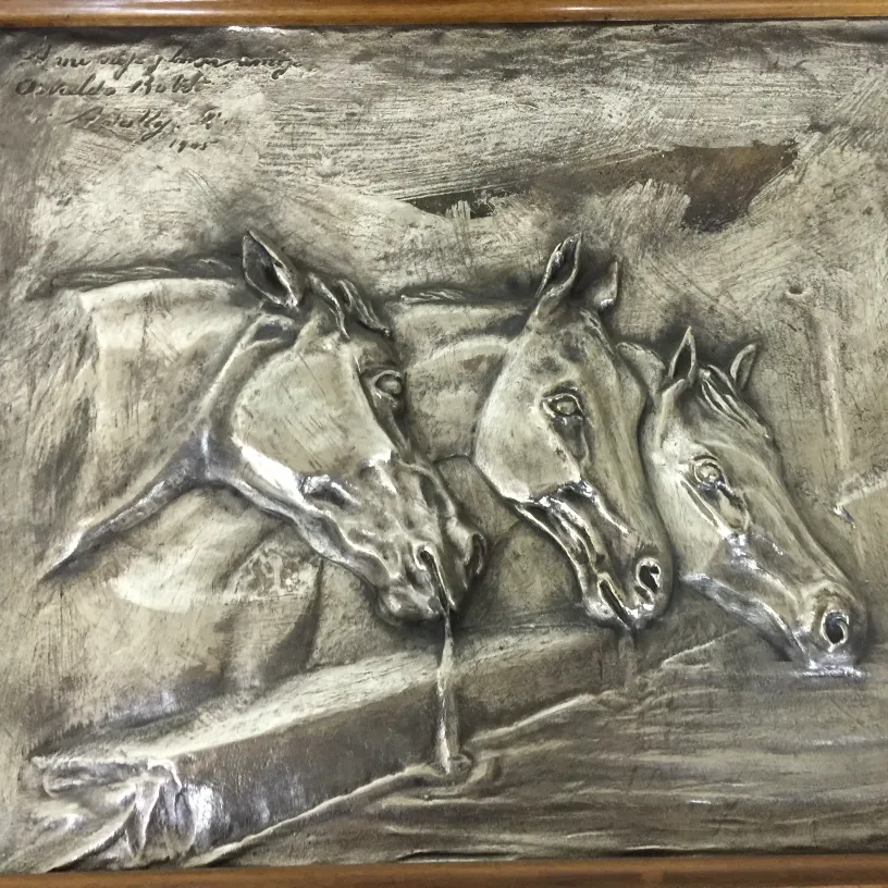 고대의 벽판에 세 마리의 말머리 양각, 밝은 배경, 고전적인 환경