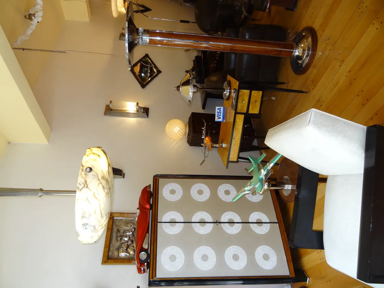 plaque murale ancienne avec un design élégant dans un cadre vintage.