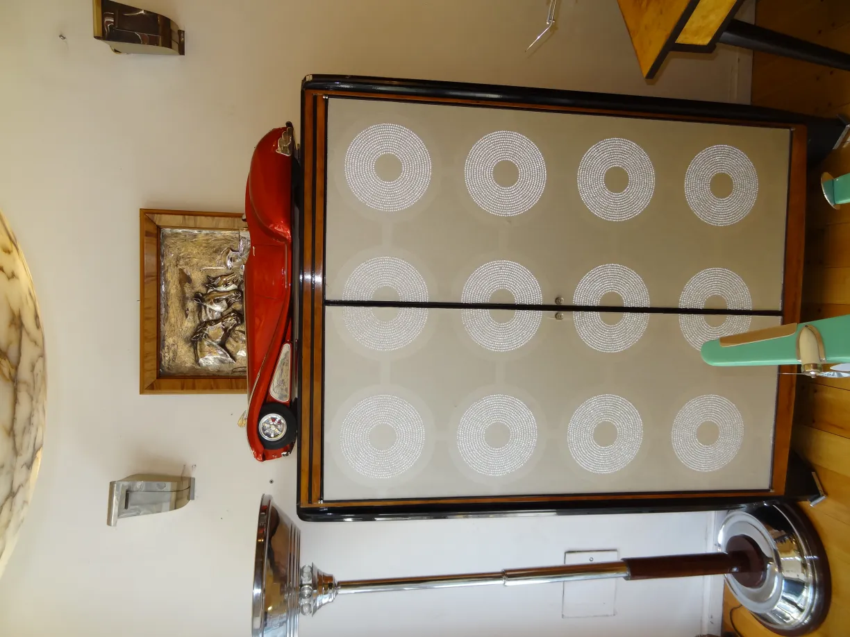 antike Wandplatte mit geometrischen Mustern in einer Retro-Umgebung