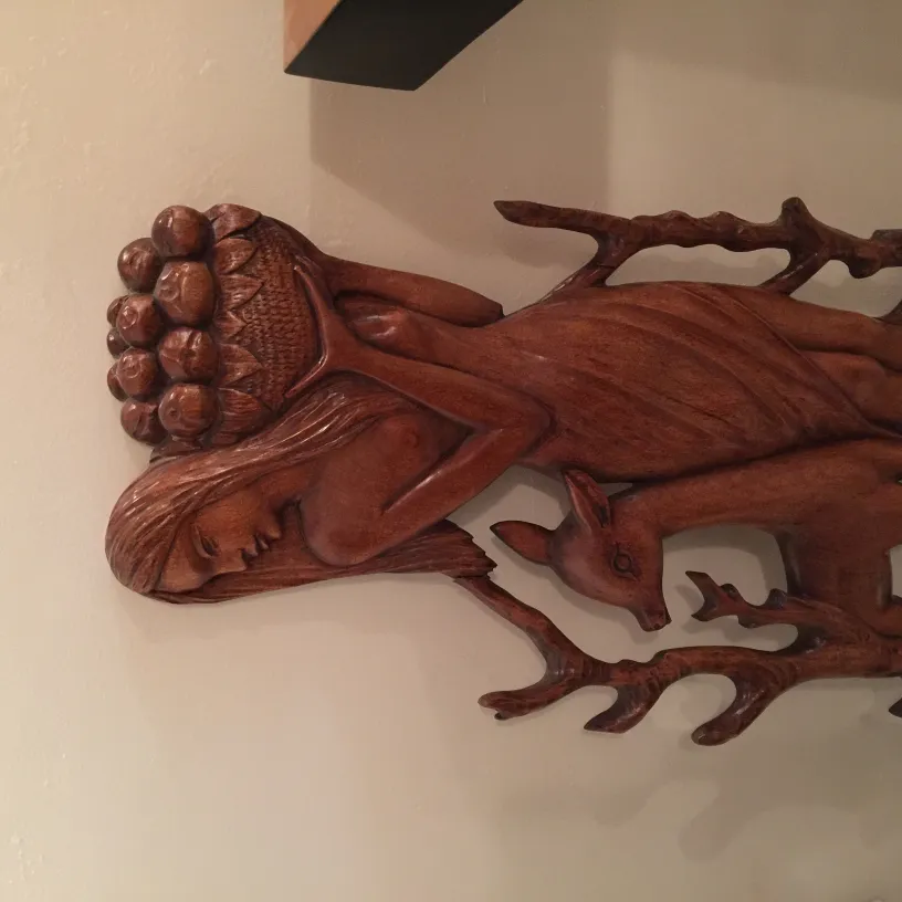 alte Wandplatte mit Holzrelief und Figuren