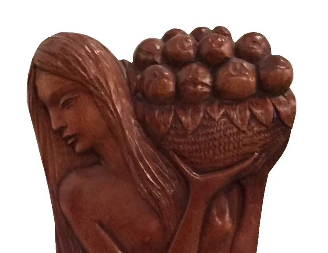 antigua placa de pared Zadra con figura femenina