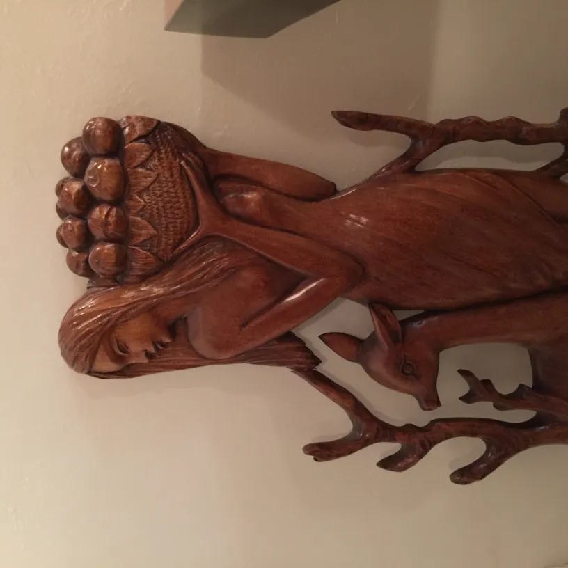 Antike Wandplatte, Frauenfigur mit Reh, Reliefkunst.