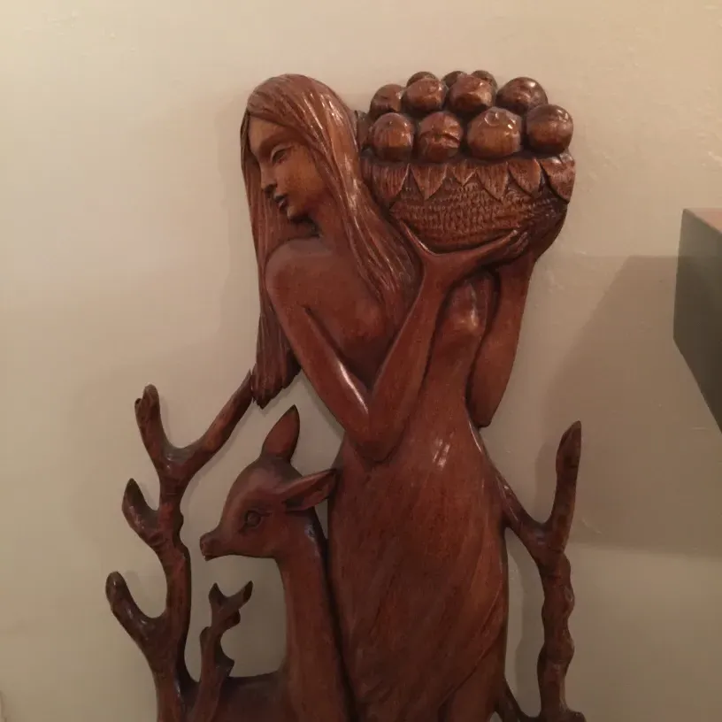 placa de pared antigua con figura femenina y ciervo, Zadra