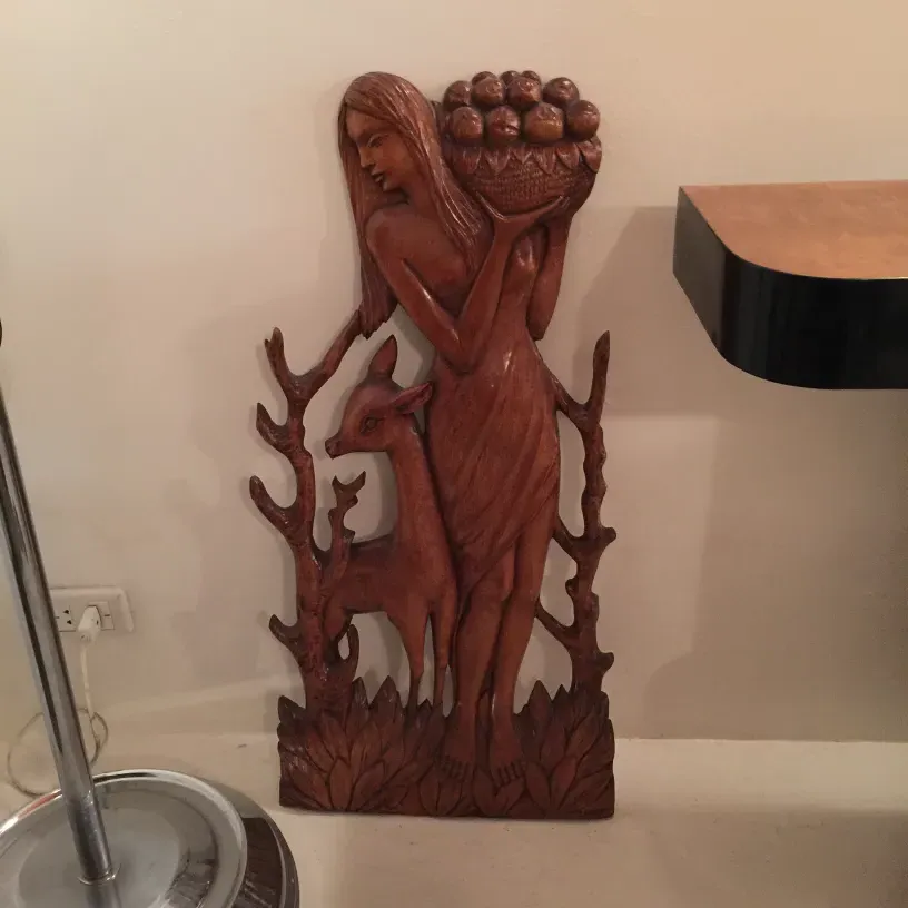 placa de pared antigua con figura femenina y ciervo
