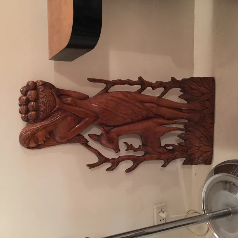 placca a muro antica con rilievo artistico, figura di donna e cervo, decorazione d'interni