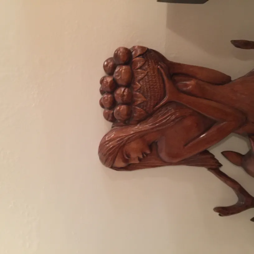 Placca a muro antica con rilievo di figure umane, decorativa.