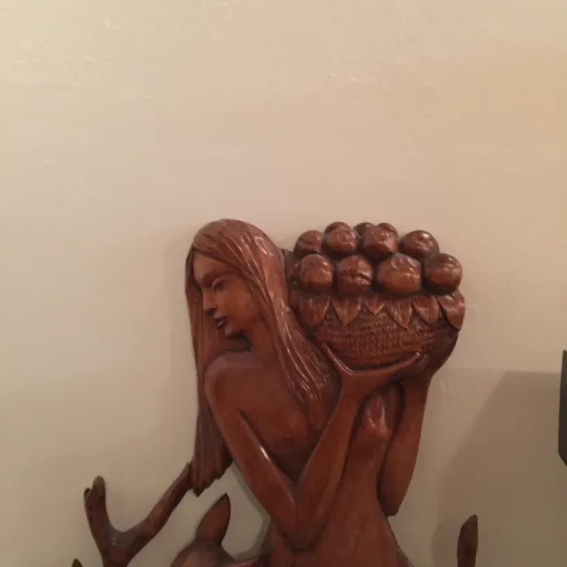 لوحة جدارية قديمة مع شكل امرأة وفواكه، زادرا.