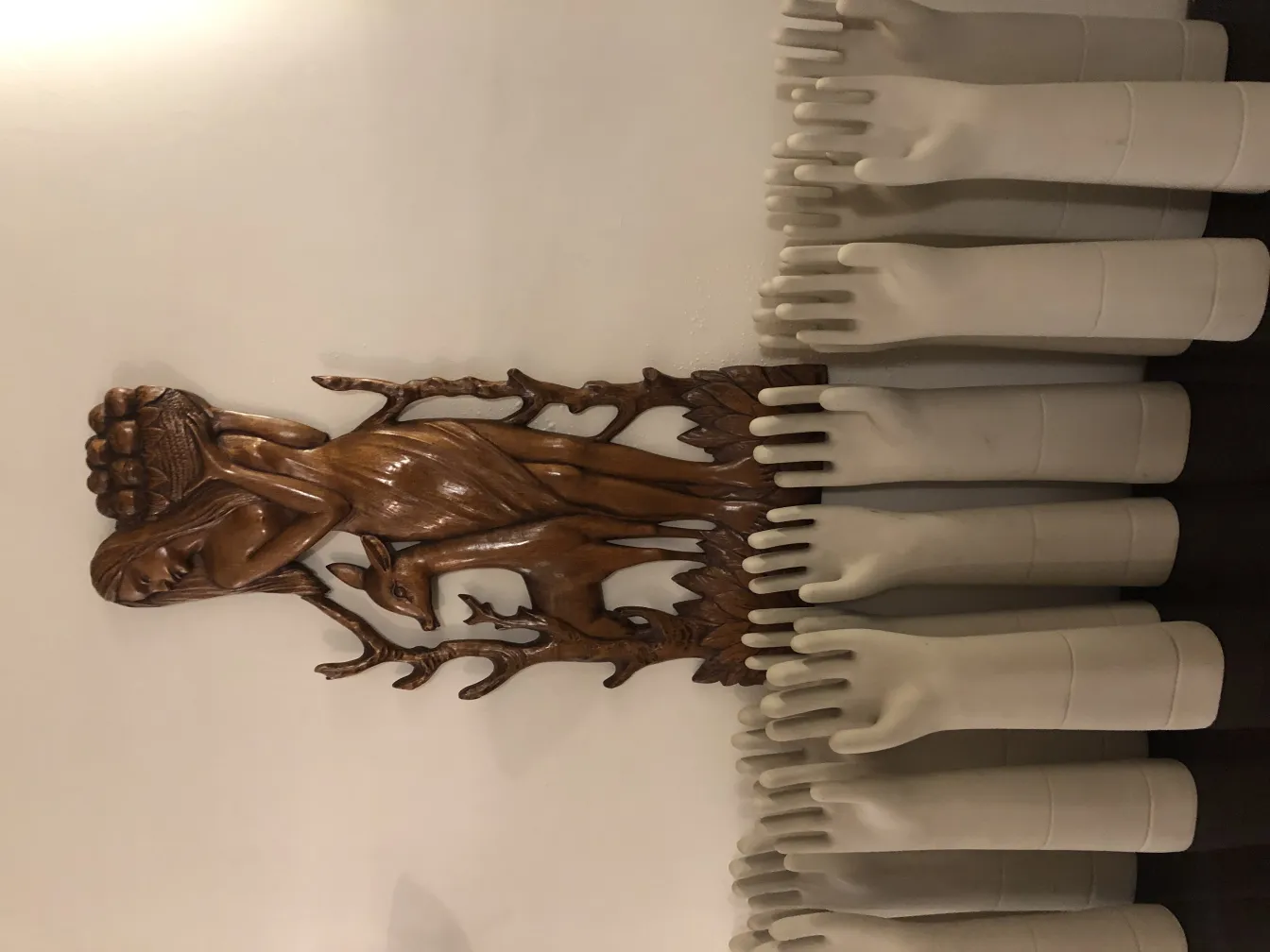 antike Wandplatte mit dekorativer Figur