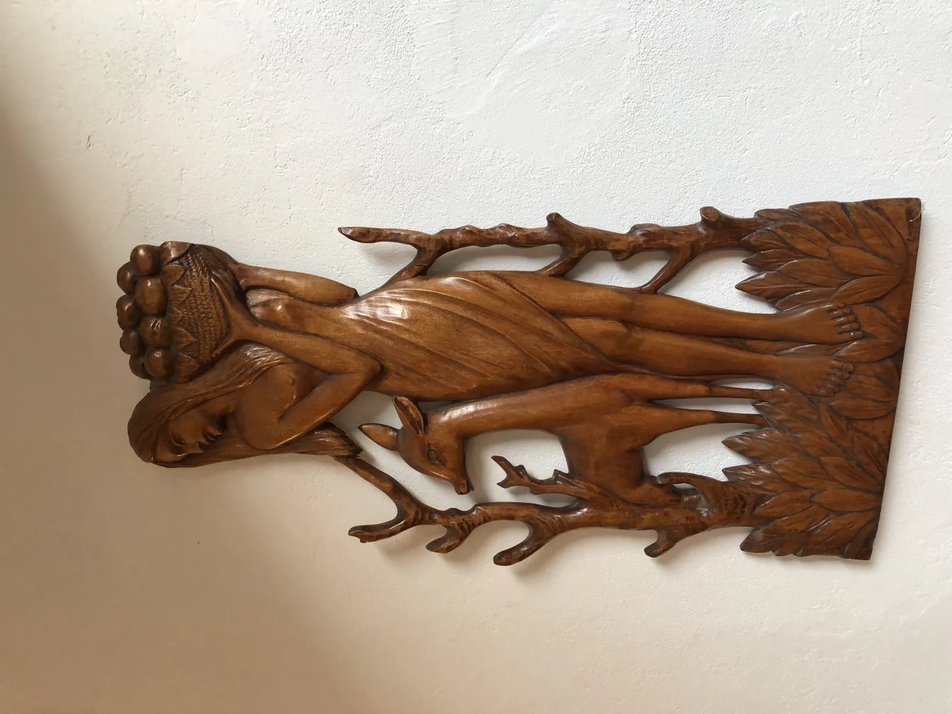 placa de pared antigua tallada con figura de mujer y naturaleza