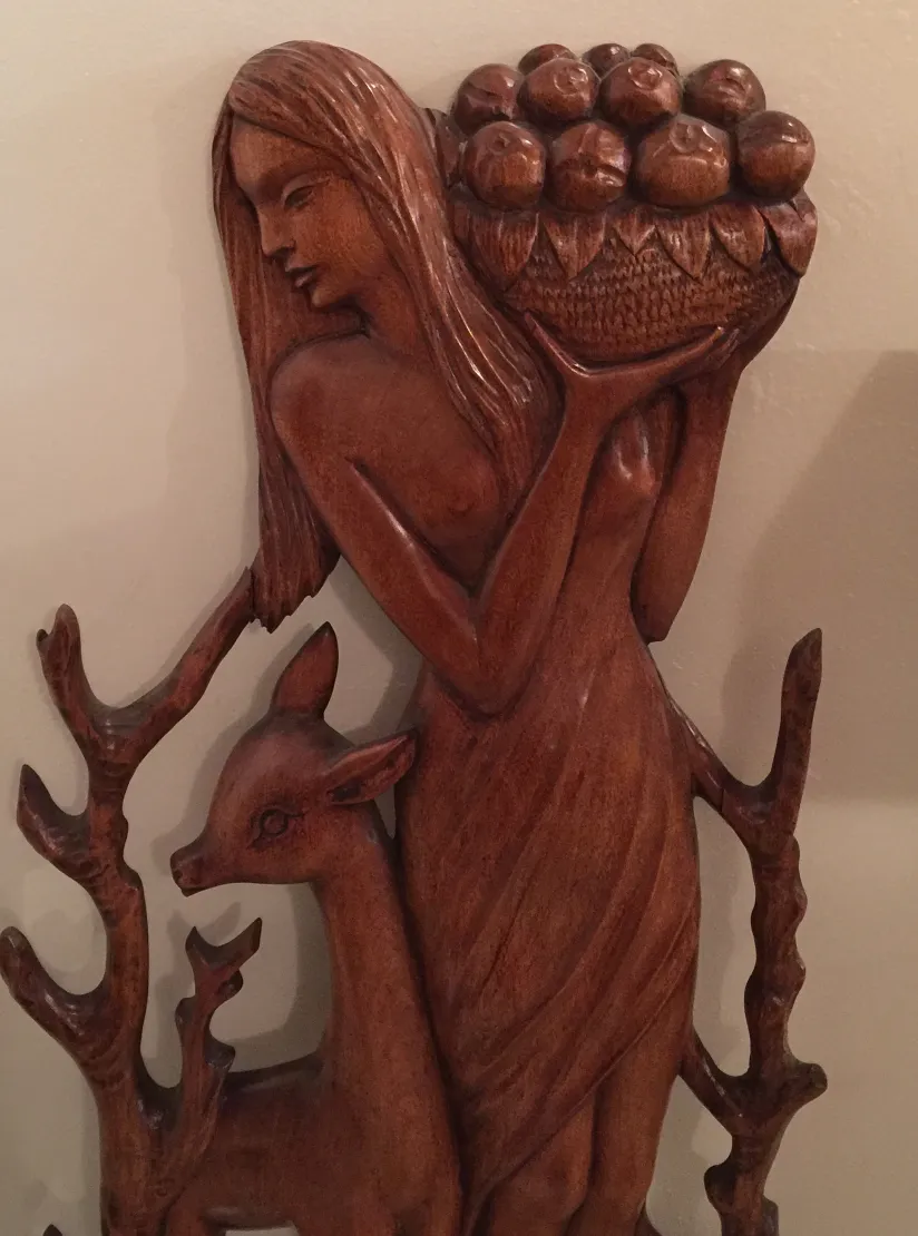 plaque murale antique avec figure féminine et cerf