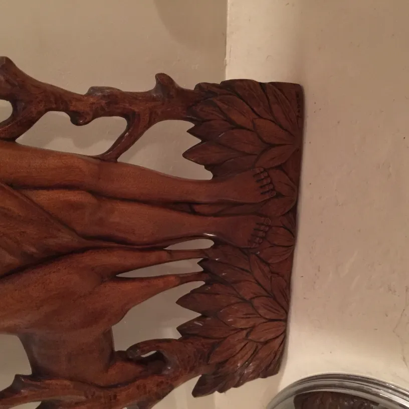 Antike Wandplatte mit aufwendigem Design und handgefertigten Details.