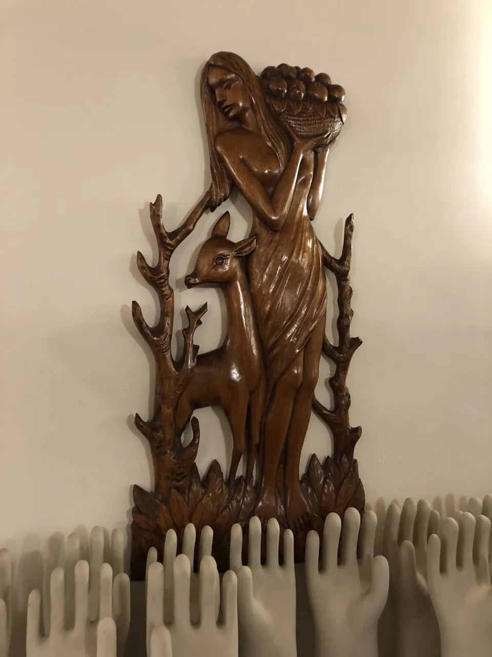 Placa de parede antiga de madeira com figura de mulher e cervo, decoração de parede Zadra