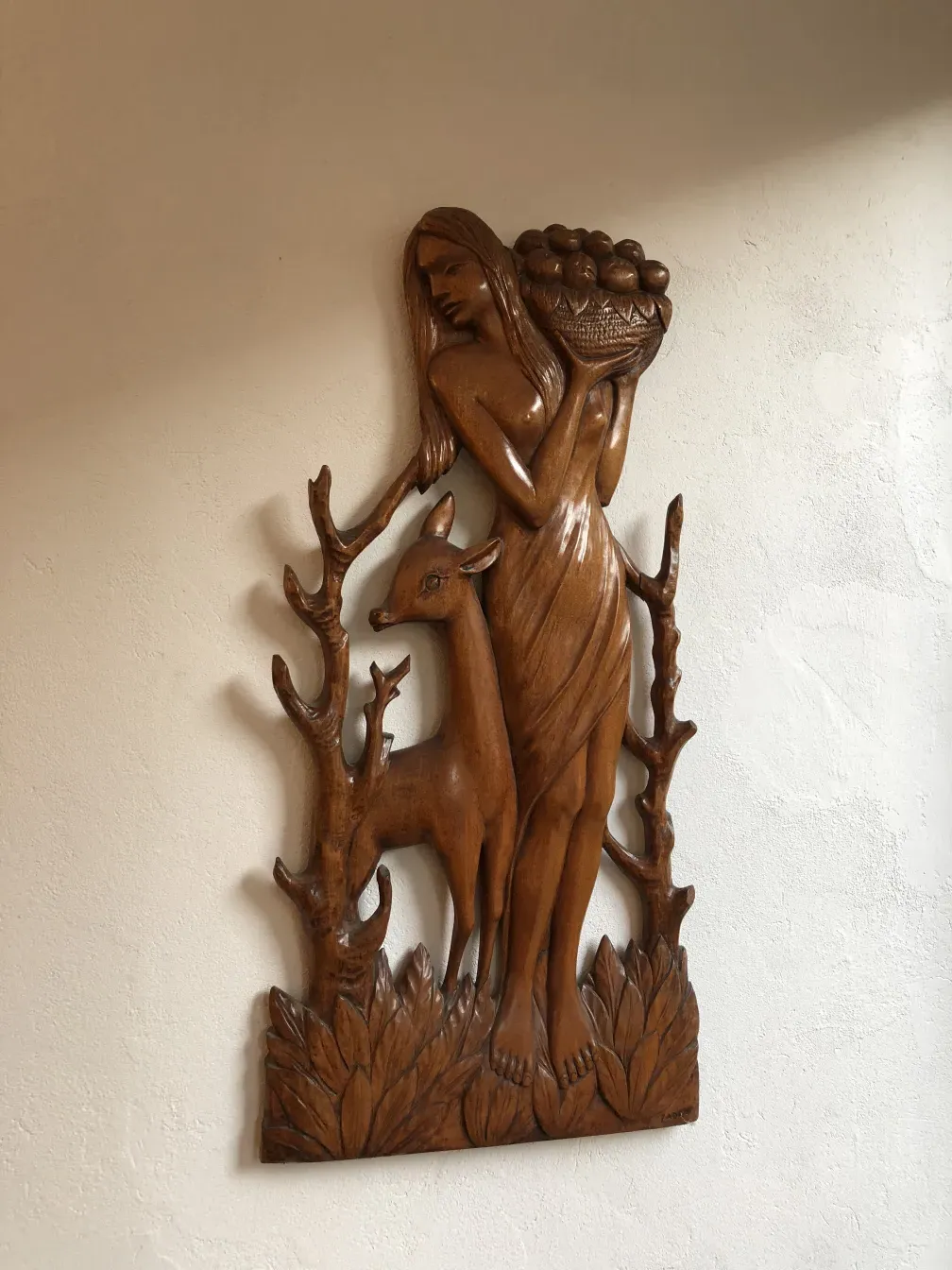 Placa de pared antigua con figura de mujer y ciervo, Zadra.