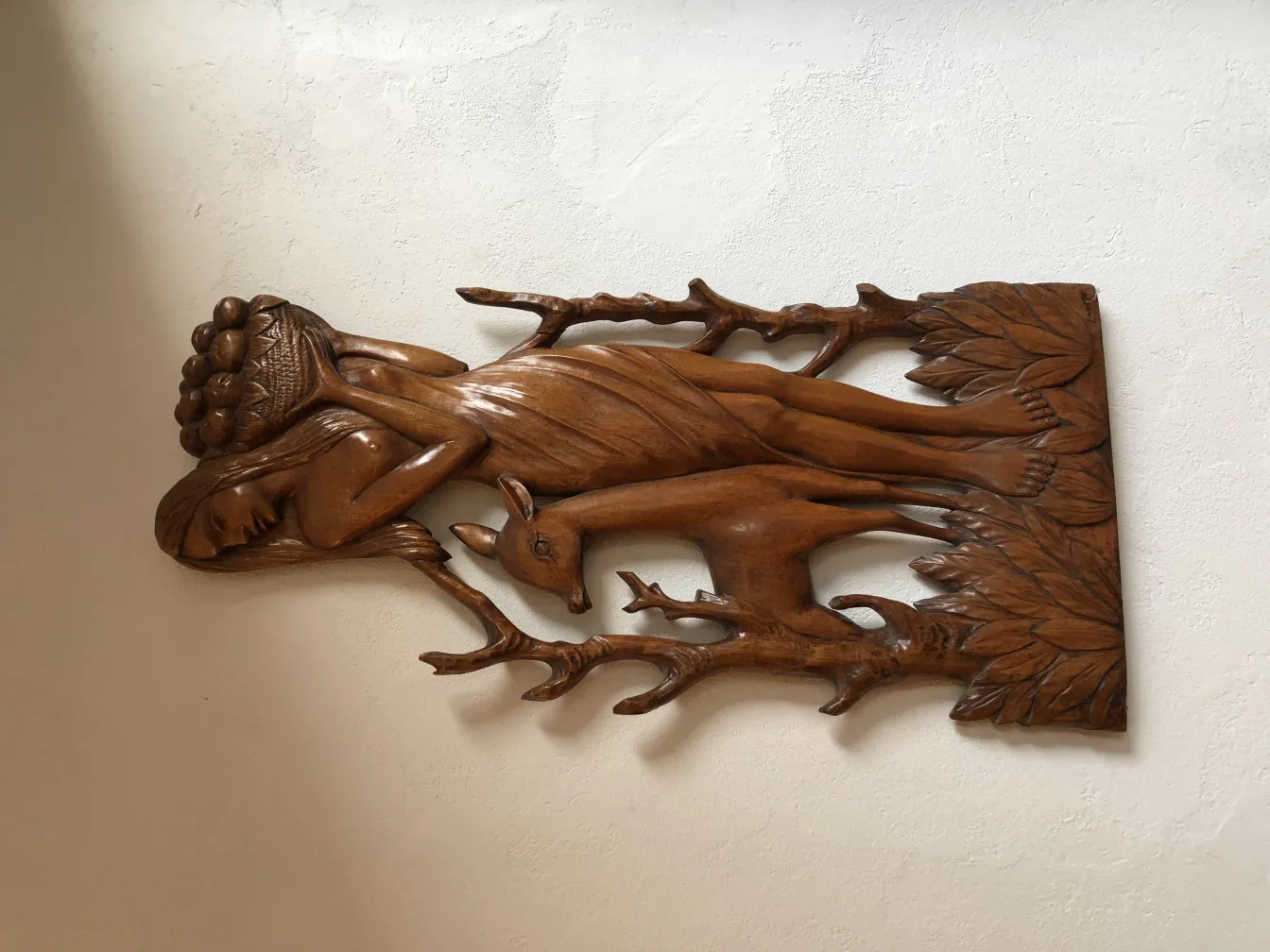 لوحة جدارية قديمة تحتوي على شكل شجرة