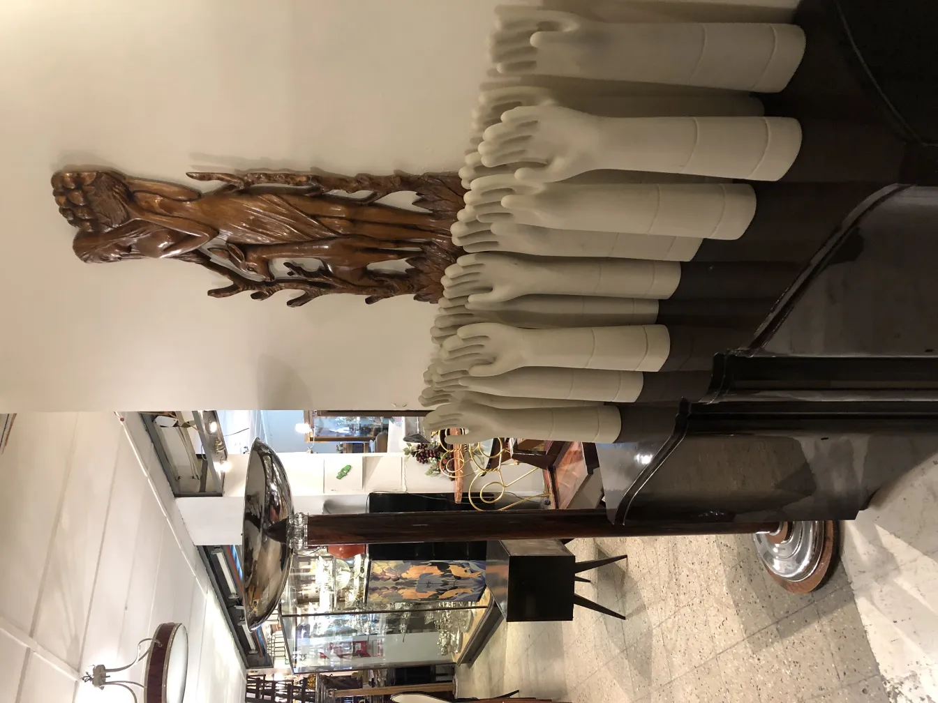 Plaque murale ancienne avec designs artistiques dans un cadre décoratif