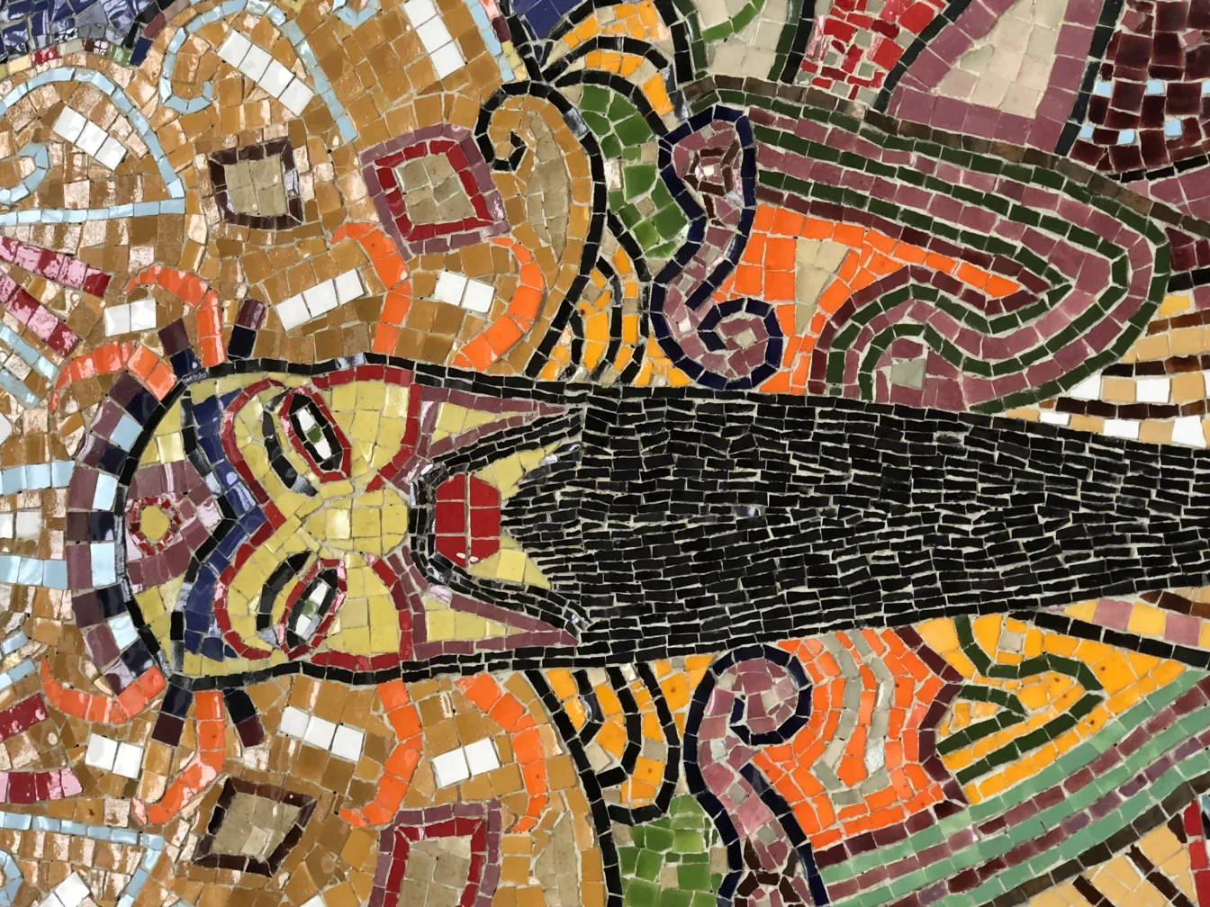 Panneau de mosaïque ancien avec des couleurs vives et des motifs