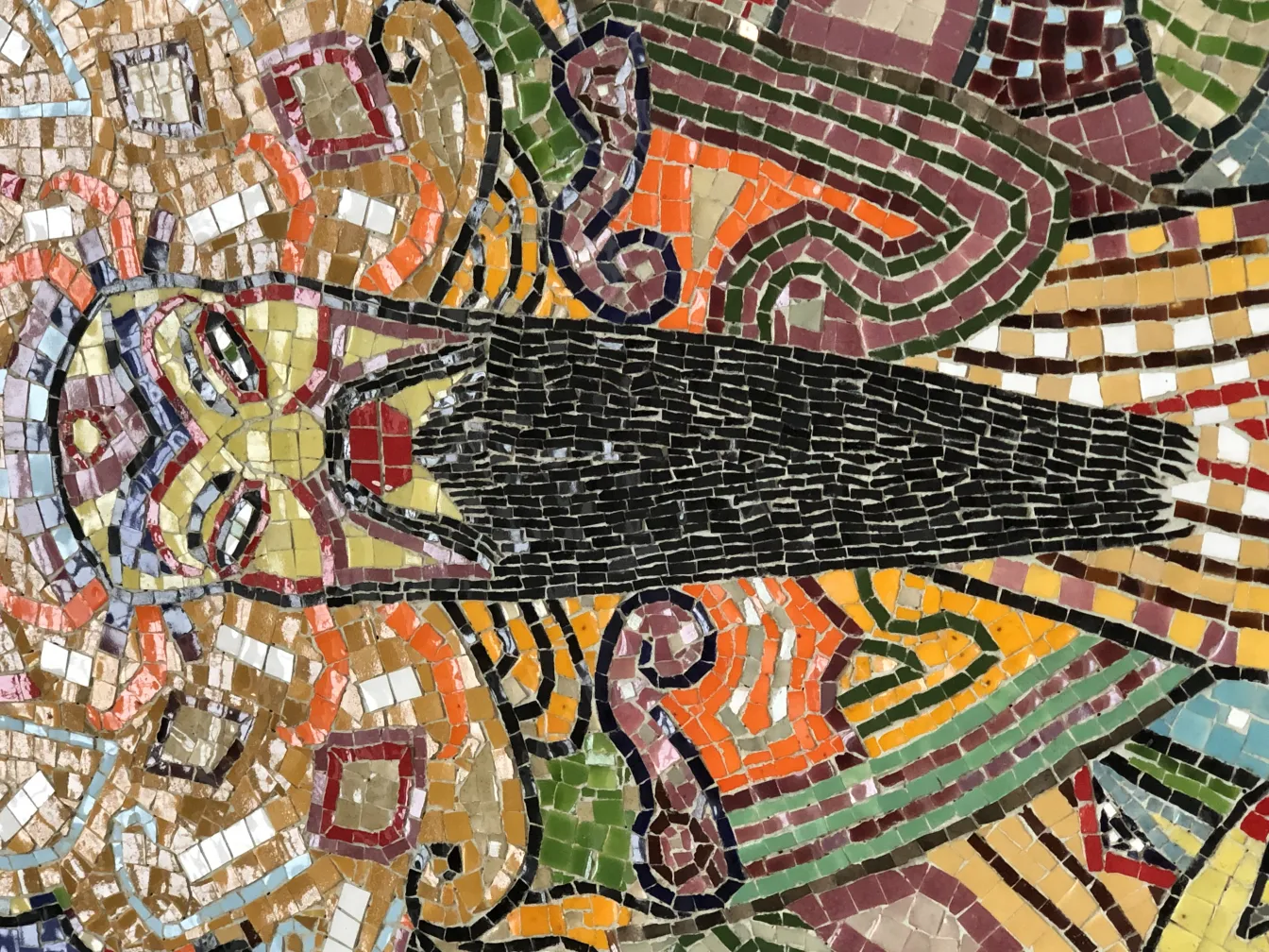 Cuadro de mosaicos antiguo con colores vibrantes y diseño intricando