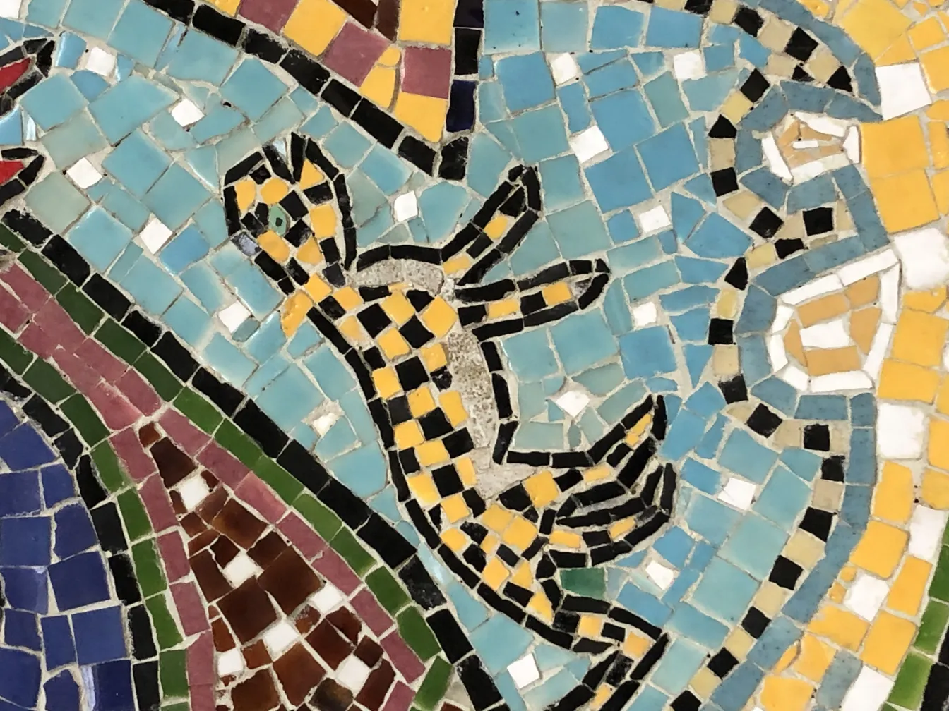 Antikes Mosaikbild mit hellen Farben und Tierfiguren