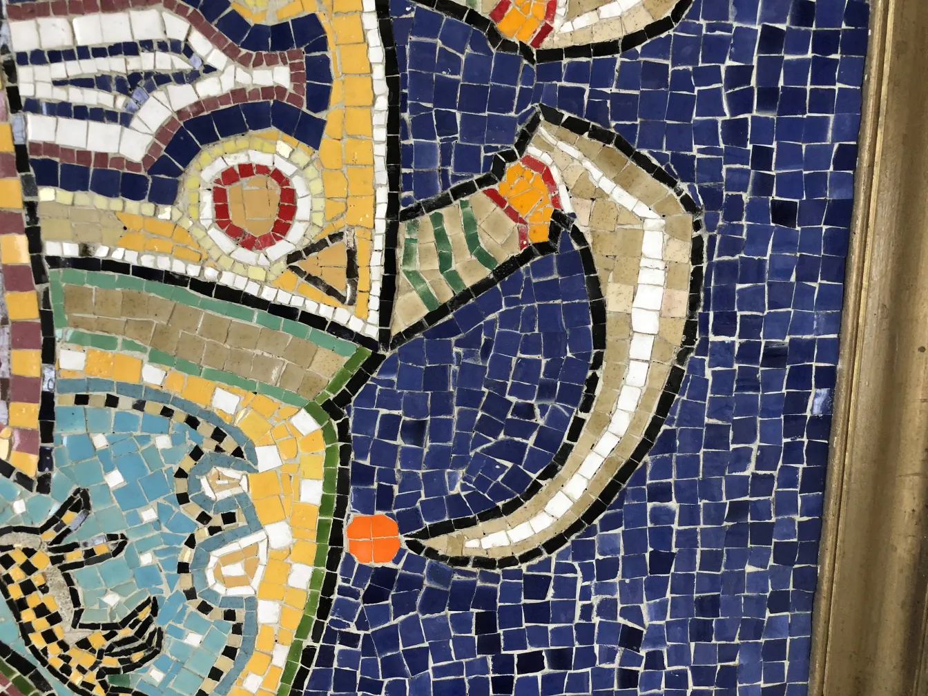 Altes Mosaikbild mit lebhaften Farben und Formen