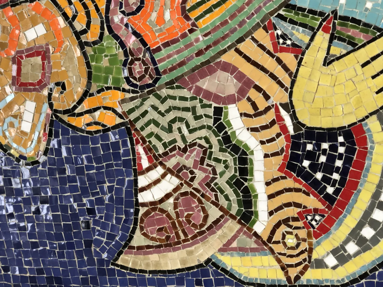 古いモザイク画は、鮮やかな色と複雑なパターンを特徴としています。