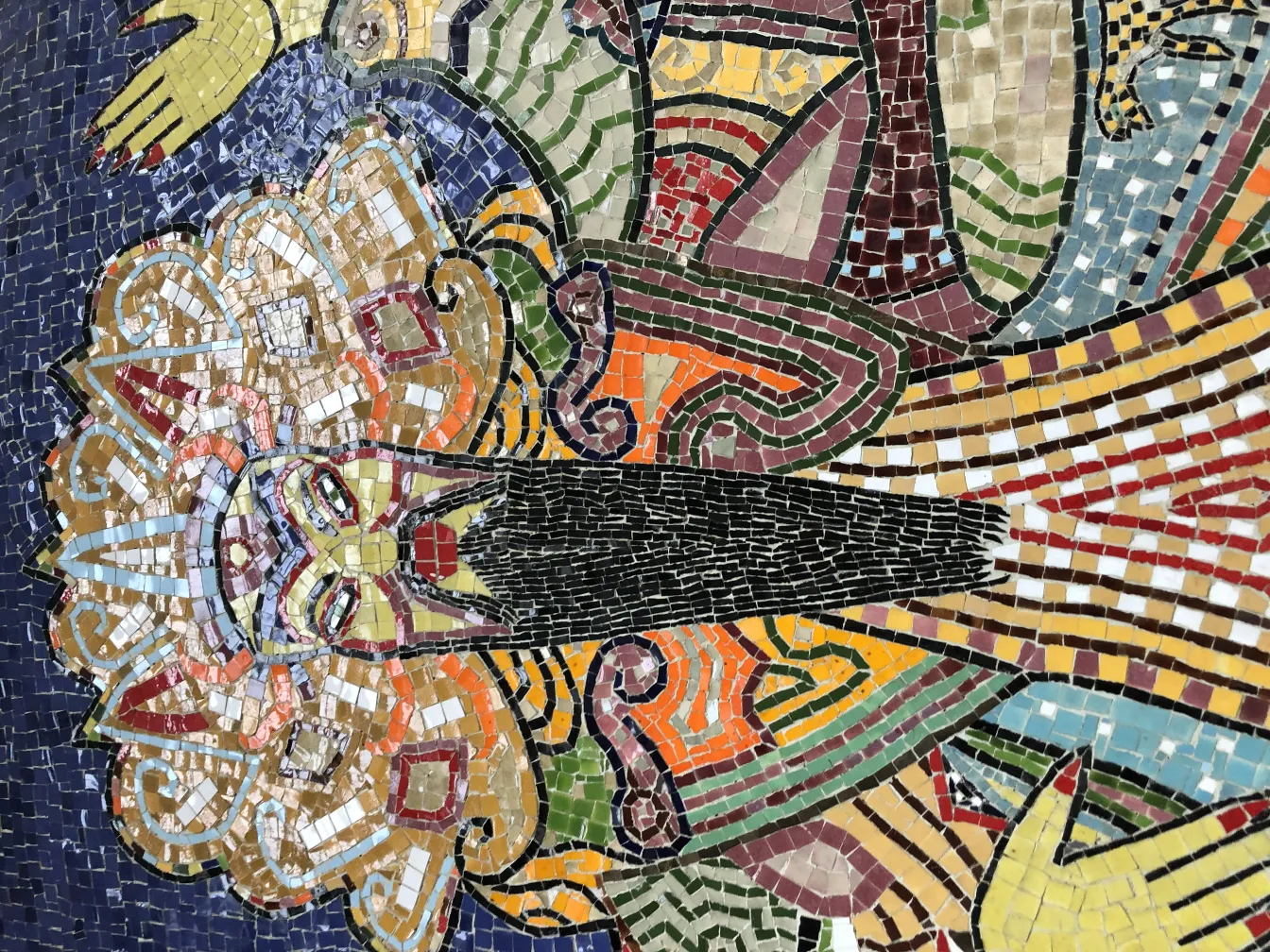 Cuadro de Mosaicos antiguo con detalles coloridos en un fondo decorativo.