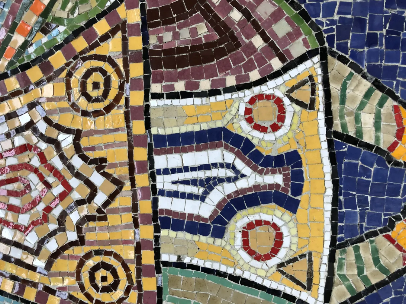 Détail d'un panneau de mosaïque ancien coloré avec des motifs variés.