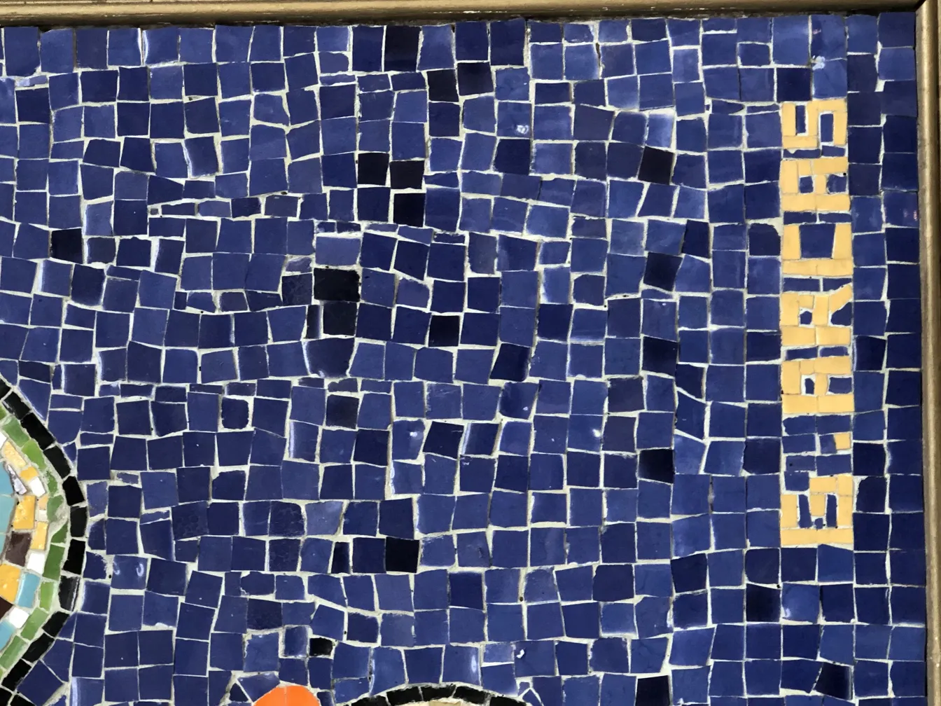 Quadro a mosaico antico in tonalità di blu e forme varie, creando un'atmosfera vivace.