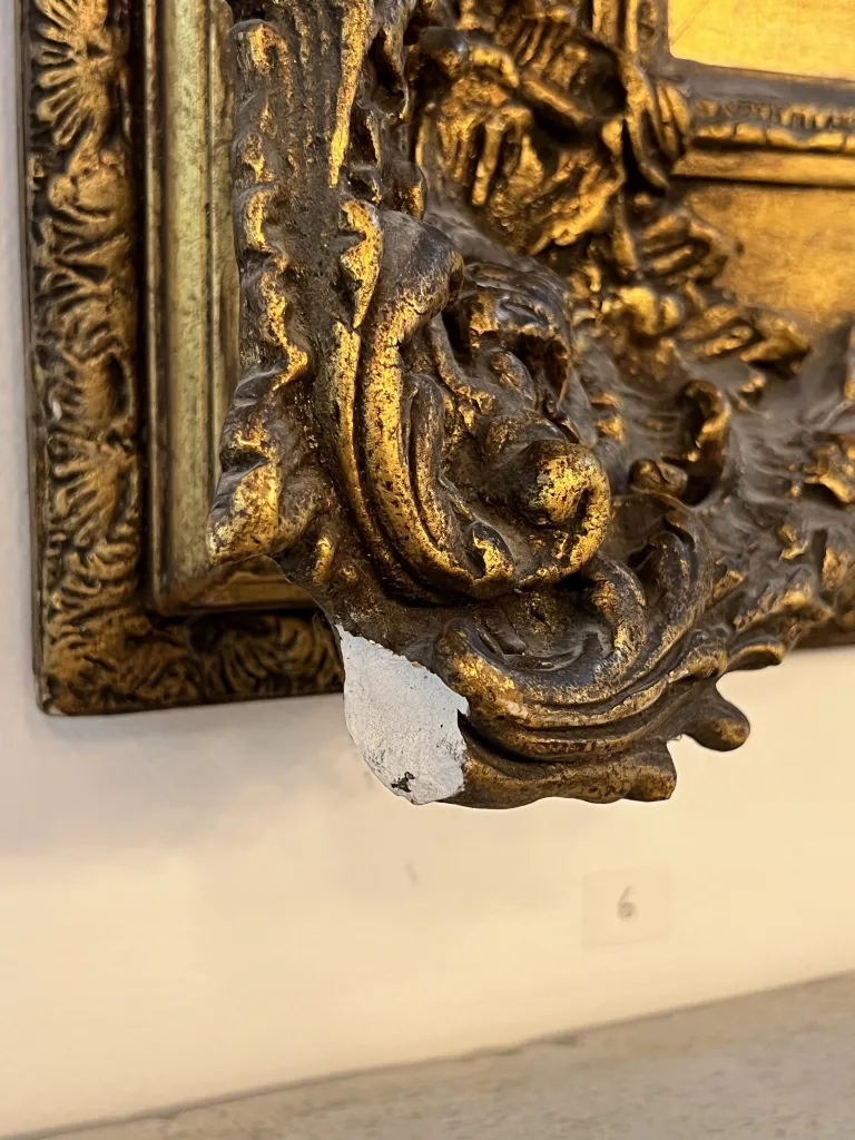 Detalle de un marco antiguo con ornamento dorado