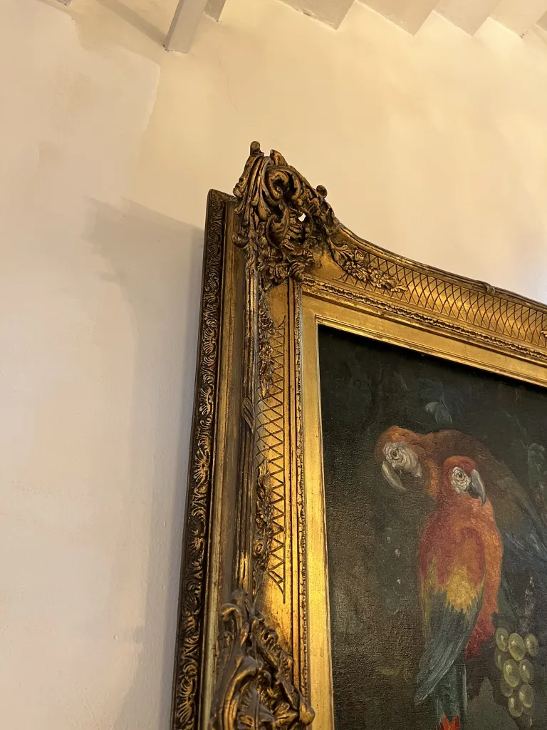 金のフレームと鳥の絵画の詳細