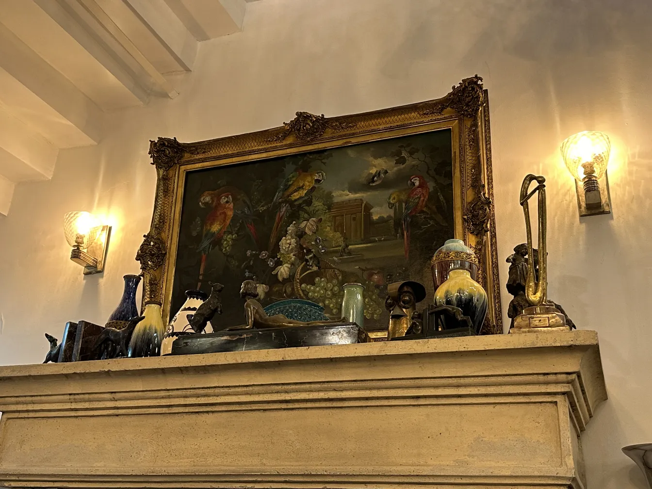 لوحة-قديمة-مع-طيور-ملونة-وزهور-في-الخلفية.