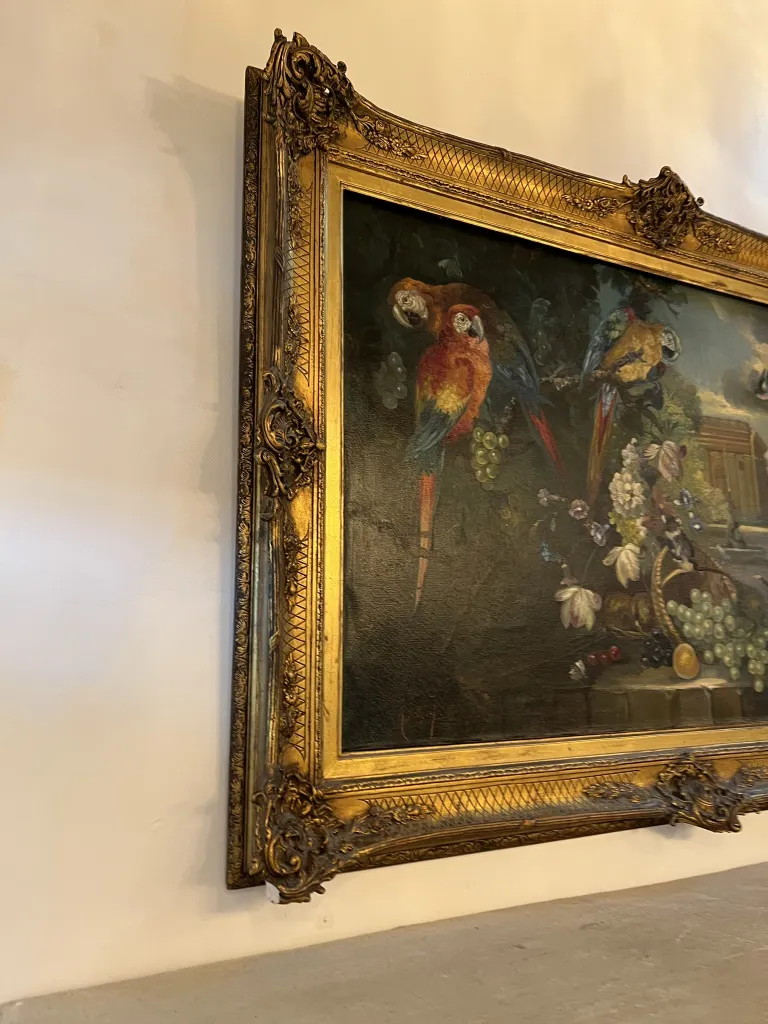 금색 틀의 오래된 그림, 꽃과 과일 사이의 다채로운 새들