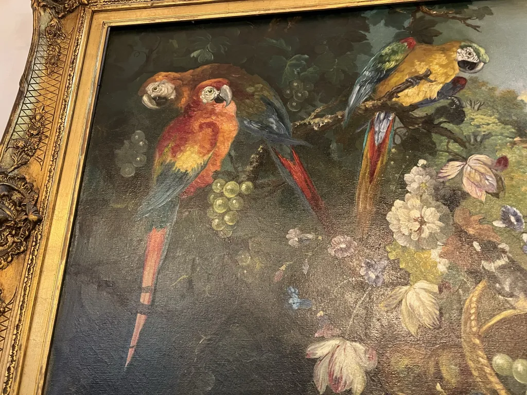 Pintura antigua con aves coloridas y flores en un fondo natural.