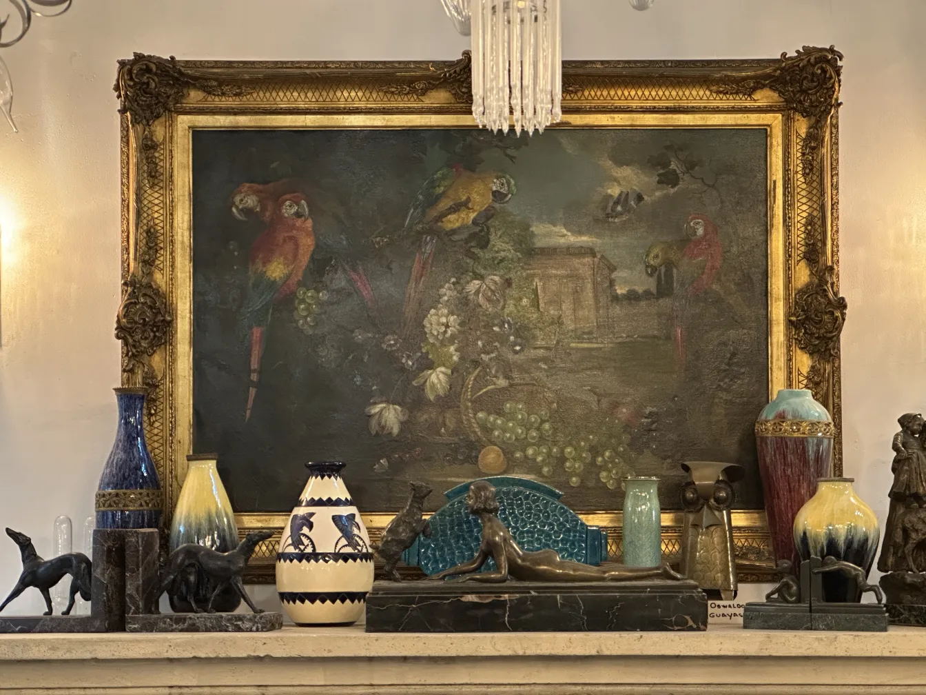 antiga pintura com cores vibrantes, araras e natureza, moldura dourada