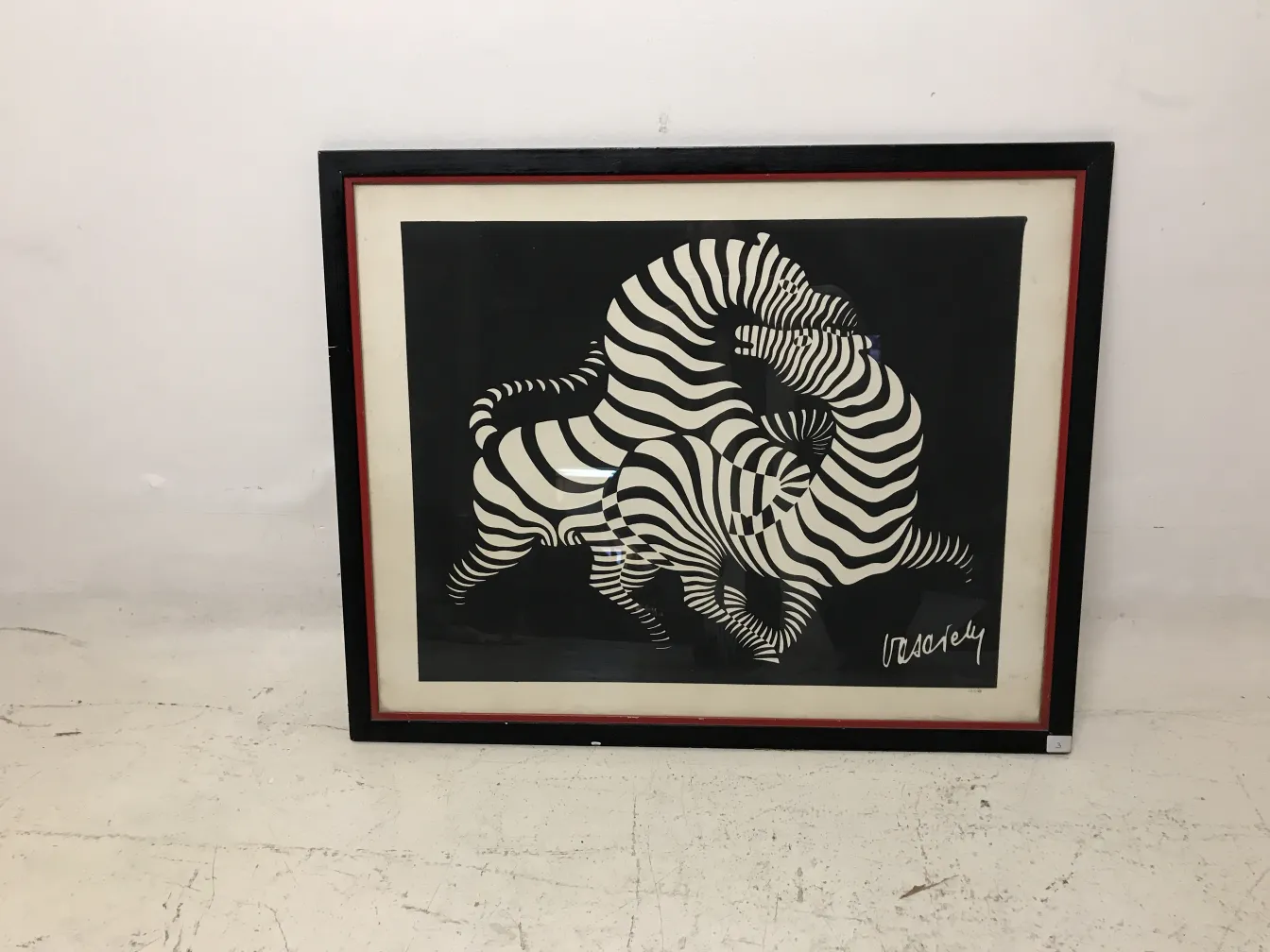 Lâmina Vasarely com design listrado em preto e branco, quadro vermelho.