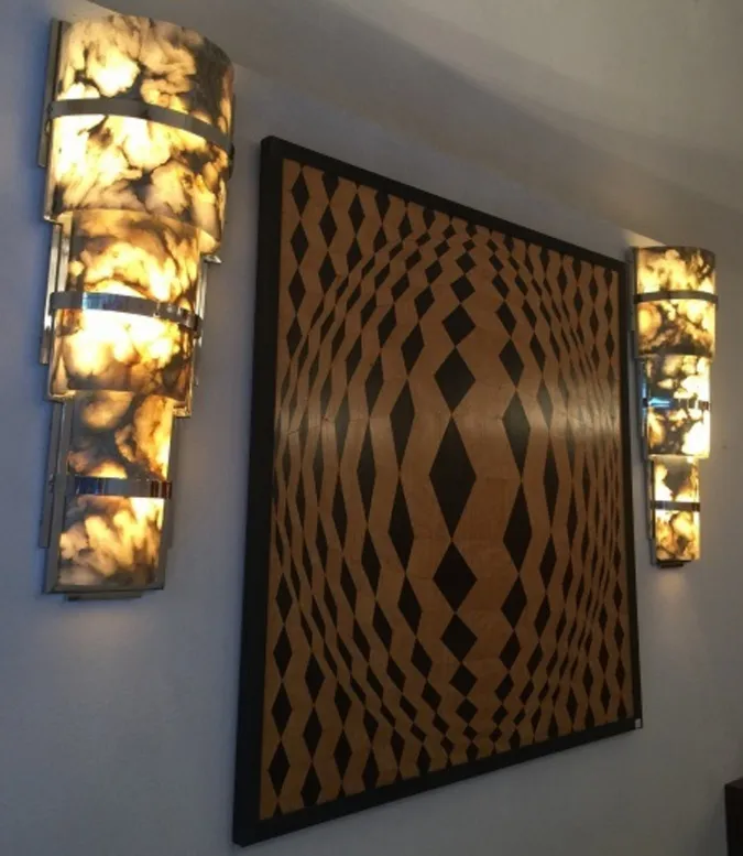 antike Marketerie mit abstraktem Design an der Wand