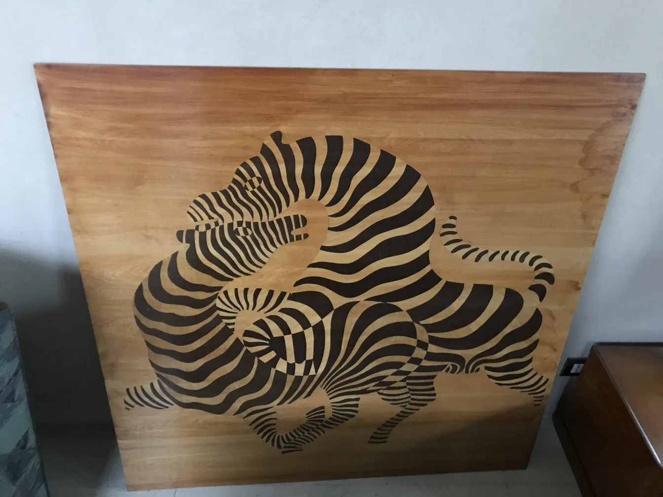 diseño de marquetería antigua con patrones de animales en madera clara