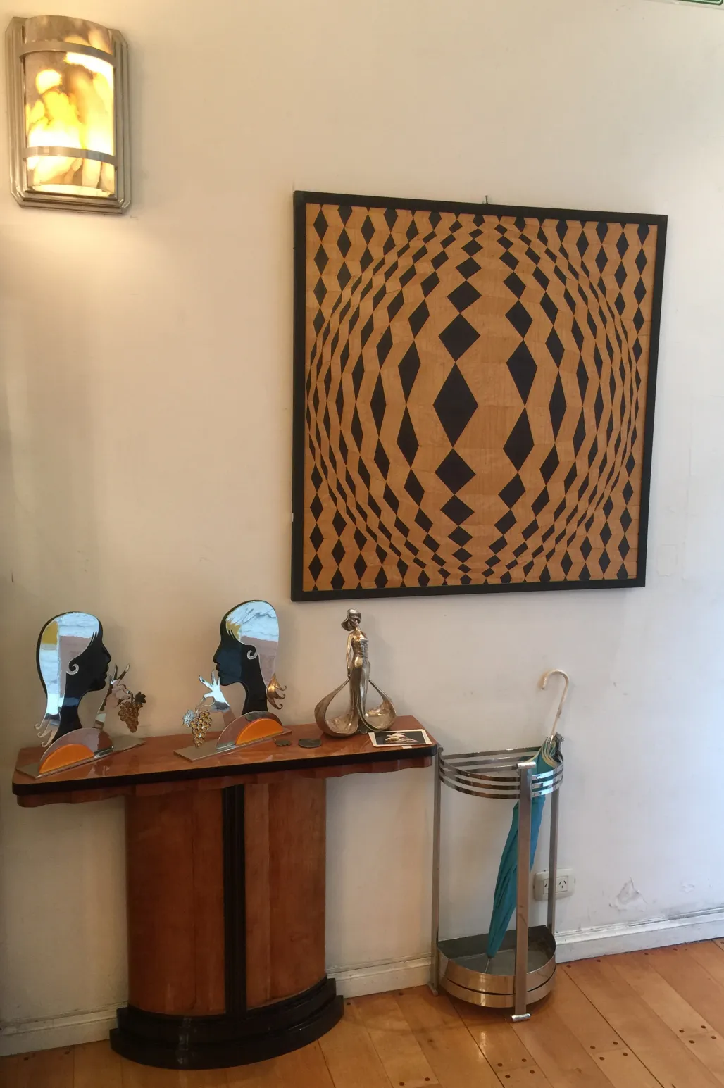 obra antiga de marchetaria decorativa com padrões geométricos