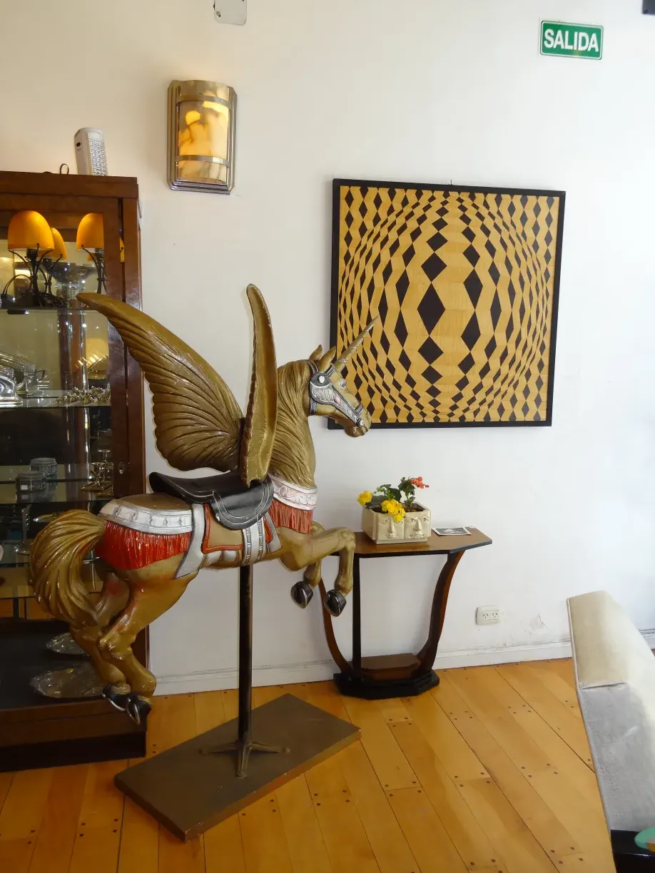 marqueterie antique avec motif géométrique dans un environnement chaleureux